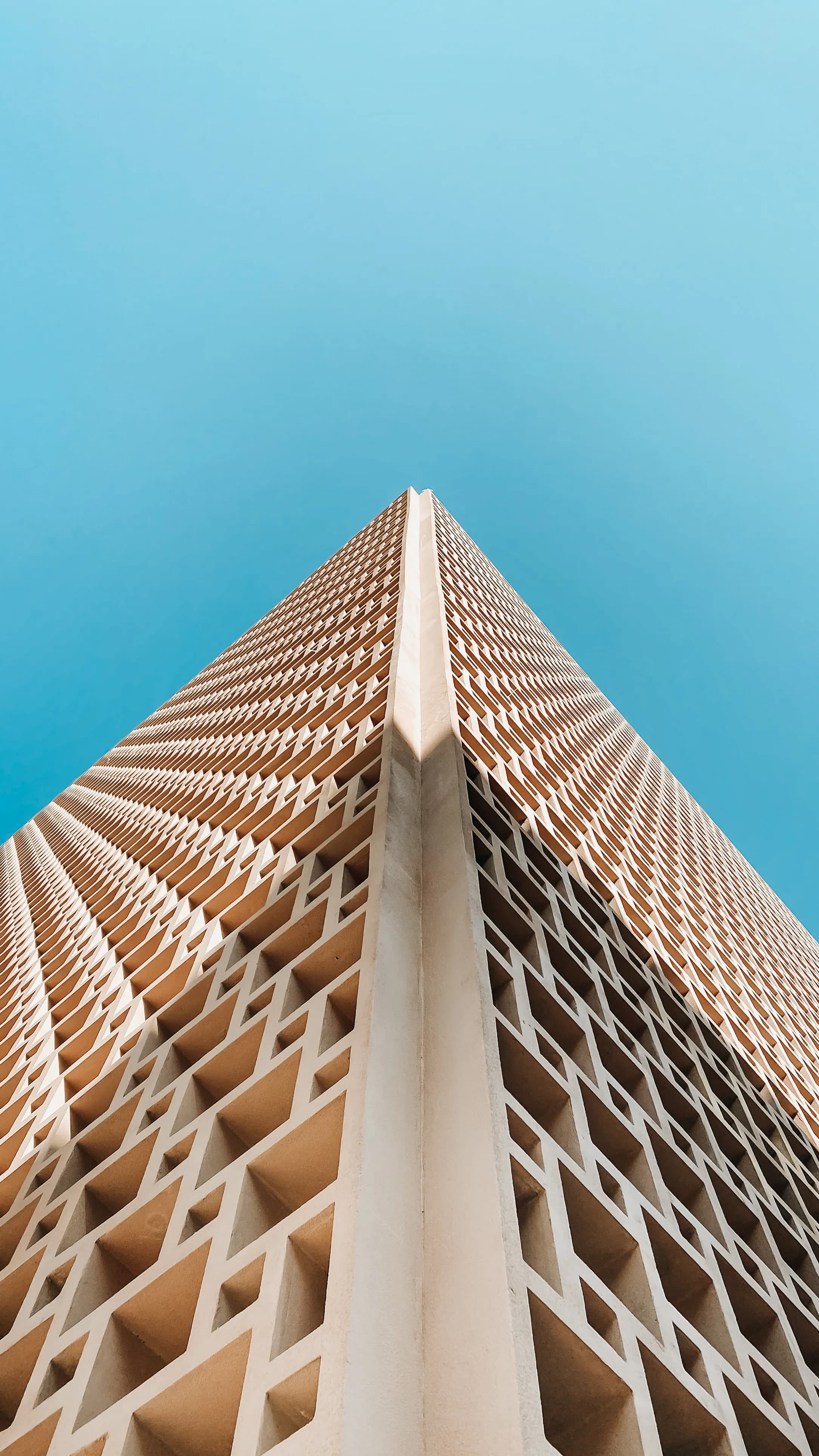 Volumes architecturaux baignés de lumière